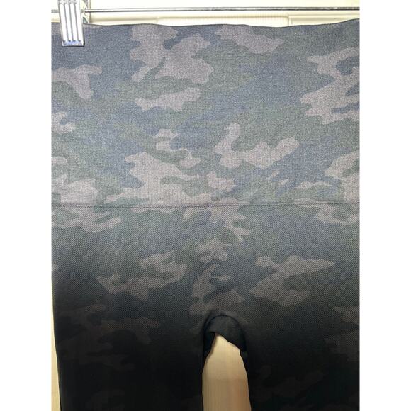 SPANX Camo Leggings Size Medium Slimming Black Gray Stretchy Pull On - Picture 2 of 6
